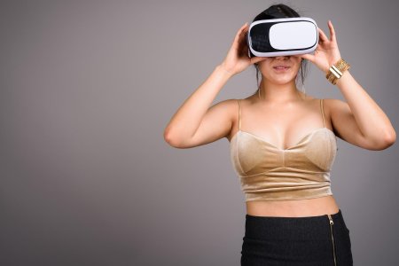 Девушка в очках виртуальной реальности