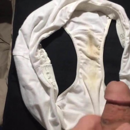 Кончил на грязные трусики