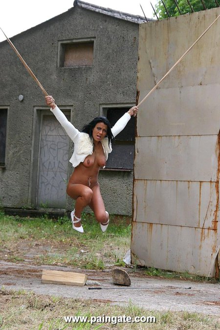 Связанные подвешенные девушки