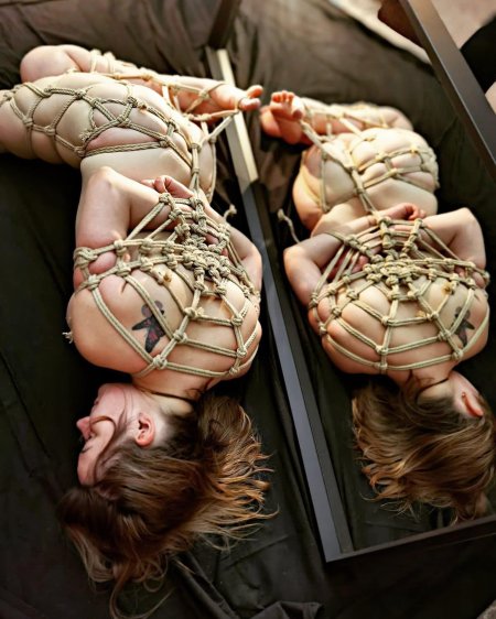 Перфоманс ню с элементами бдсм