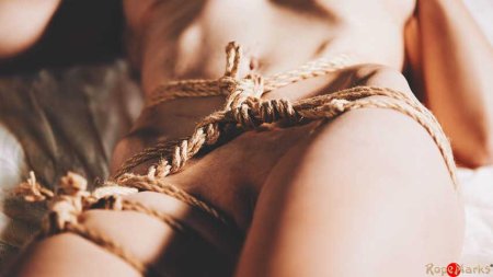 Девушки связанные тонкой веревкой