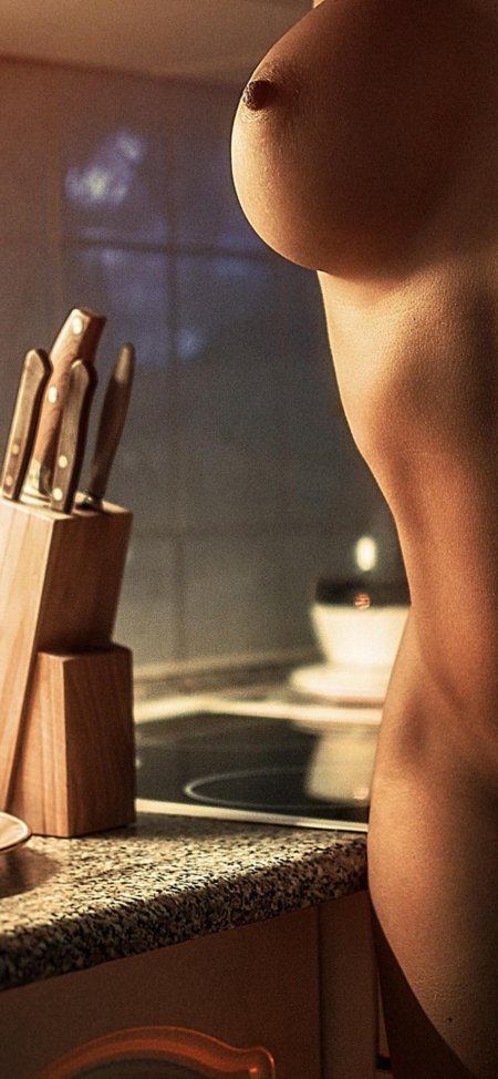 Обнаженные девушки на кухне