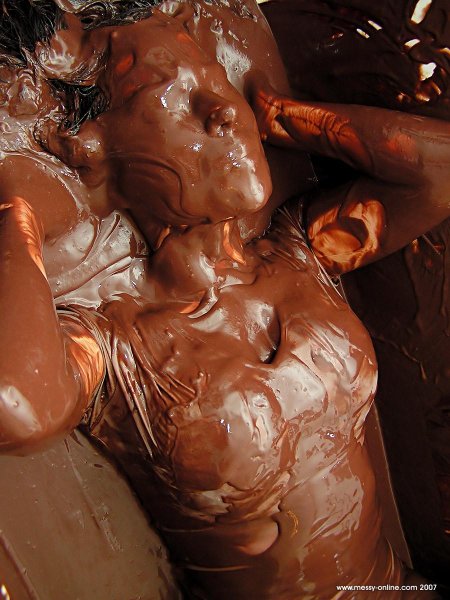Девушка обмазанная шоколадом