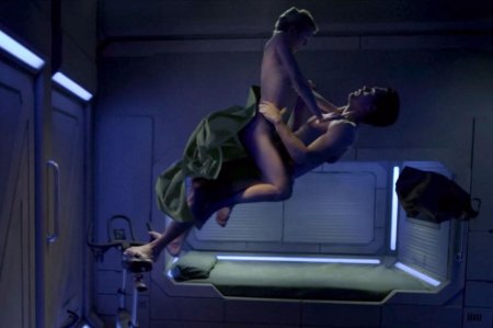 Голая на космическом корабле