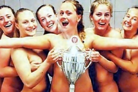 Гандболистки разделись