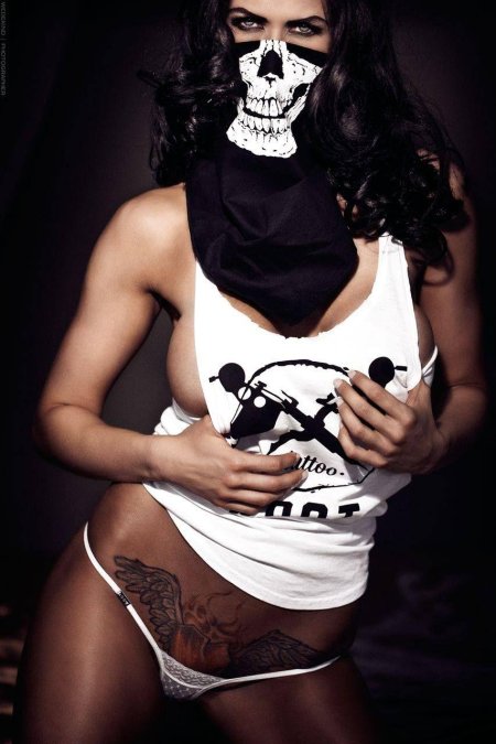 Девушка в маске