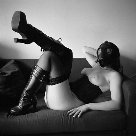 Девушка в противогазе