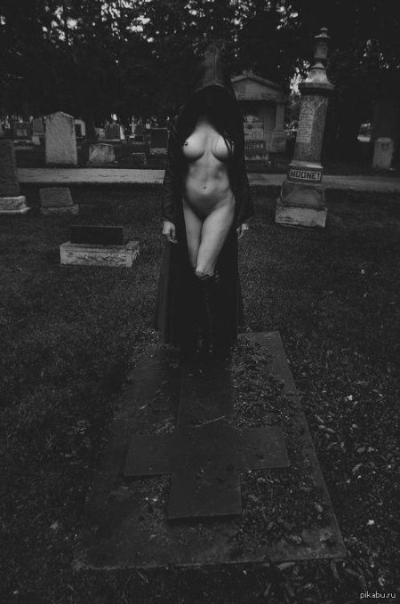 На кладбище