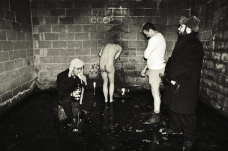 Олег кулик перформанс