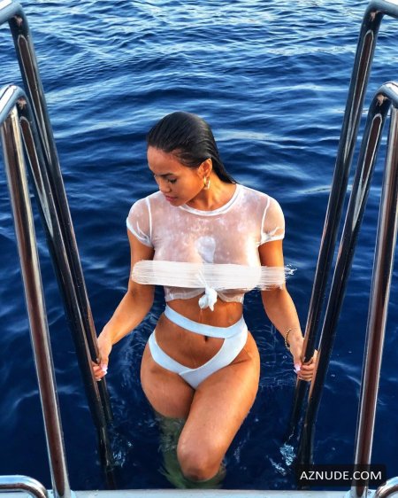 Красивые девушки в мокрых майках