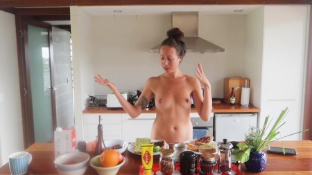 Ню на кухне