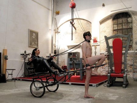 Бдсм раб запряжен в тележку
