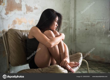 Девушка плачет на полу