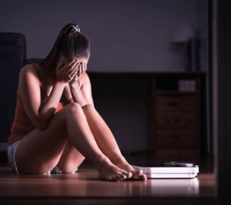 Женщина плачет на полу