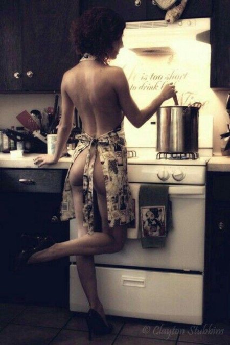 Голая на кухне в переднике