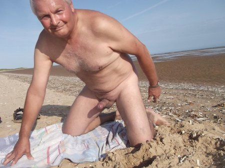 Голые старики с эрекцией на пляже