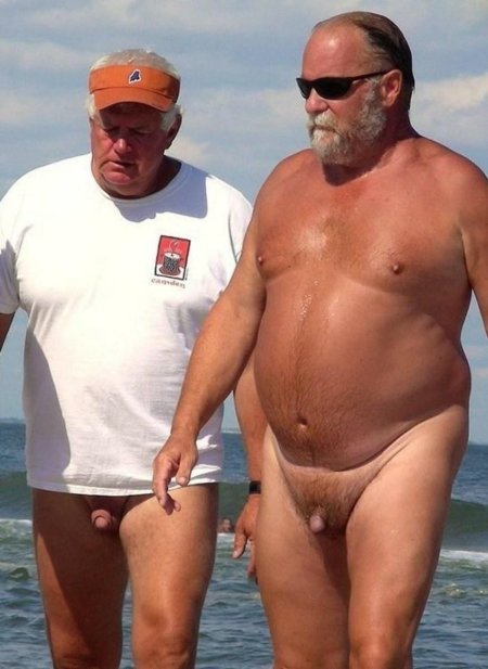 Толстый мужчина без трусов