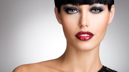 Лицо девушки с ярким макияжем