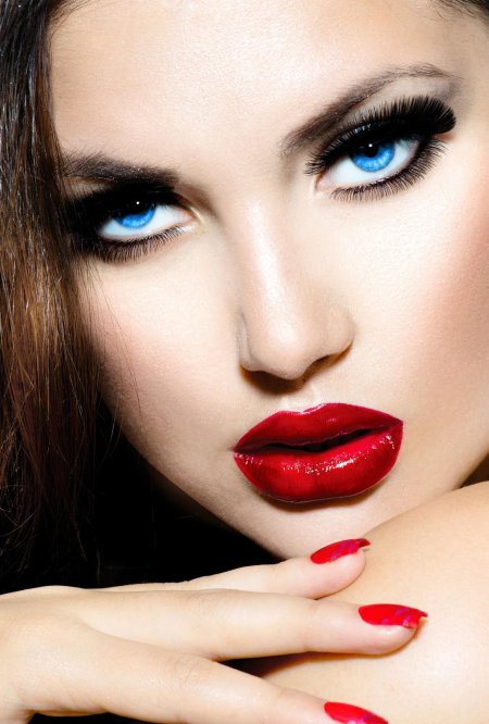 Макияж с яркими губами
