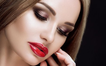 Красивые девушки с накрашенными губами
