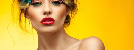 Яркая девушка