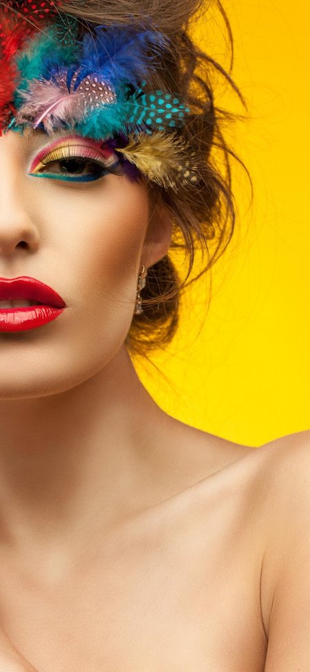 Яркая девушка