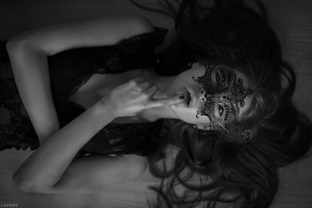 Девушка в кружевной маске