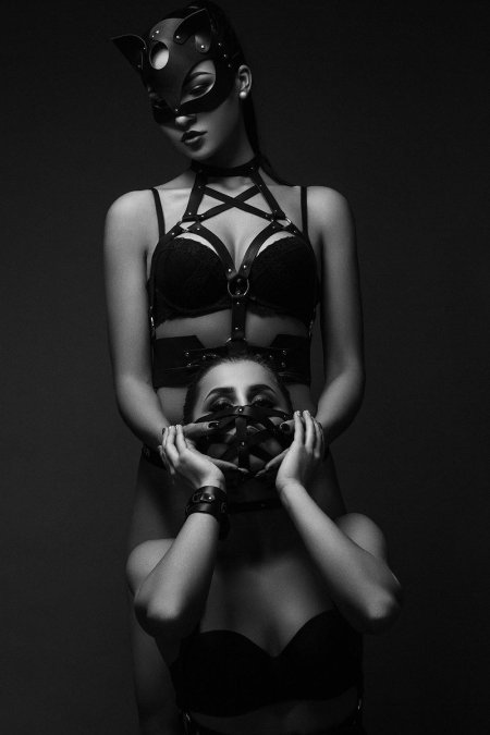 Девушка в маске кошки