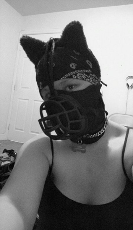 Девушка в наморднике