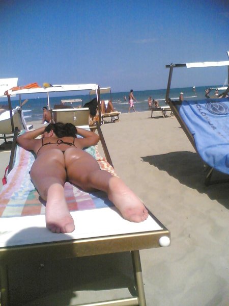 Голые попы на частном пляже