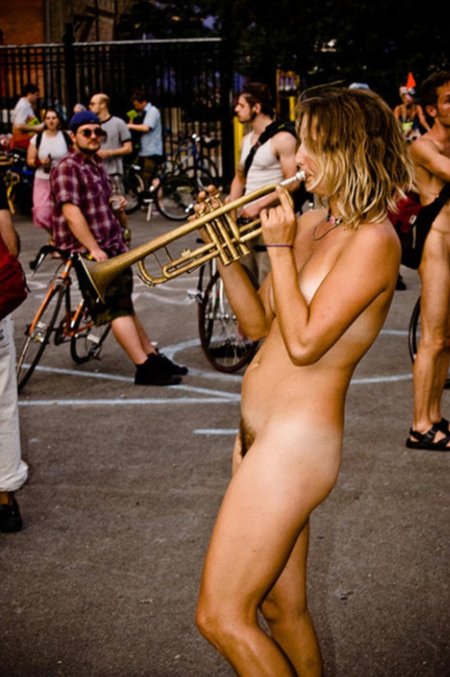 Голые женщины-музыкантки
