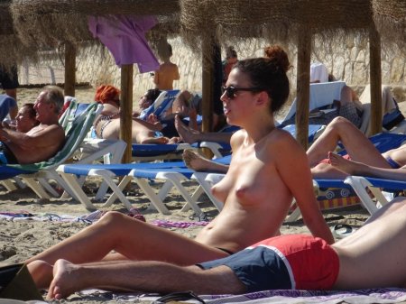 На пляже топлес