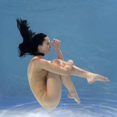 Синхронное плавание девушки