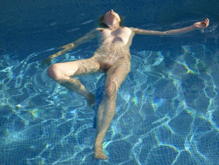 Голышом в бассейне