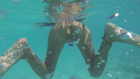 Голые девушки в воде