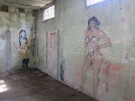 Стена тюрьмы