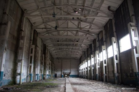 Заброшенный ангар