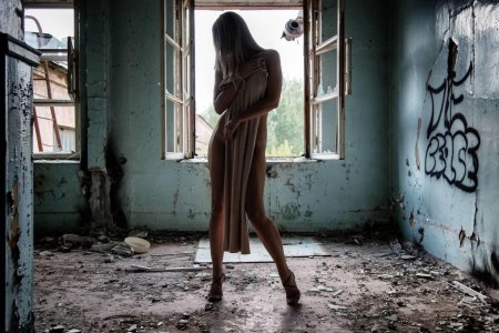 Девушка в заброшенном здании