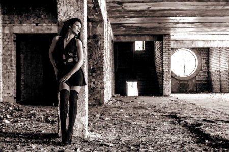 Фотосессия зои яровицыной в заброшенном здании