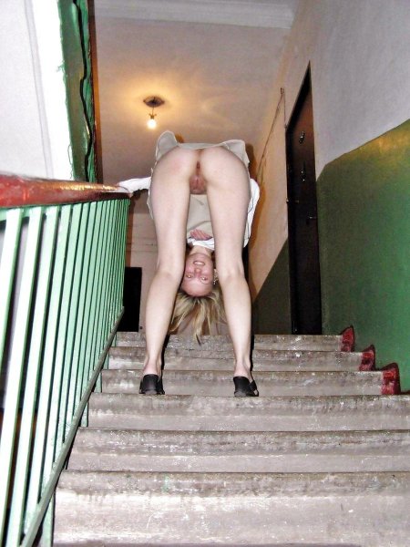 Под юбкой на лестнице