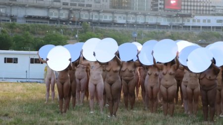 Толпа голых женщин