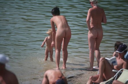 Голые малыши на пляже