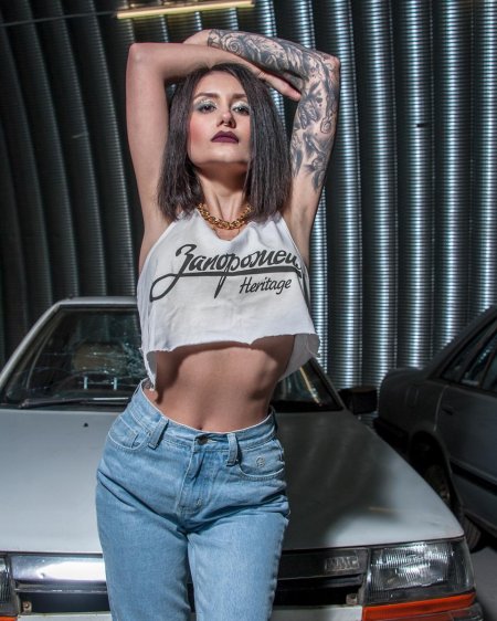 Девушка с машиной