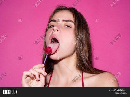Девушка с чупа чупсом во рту
