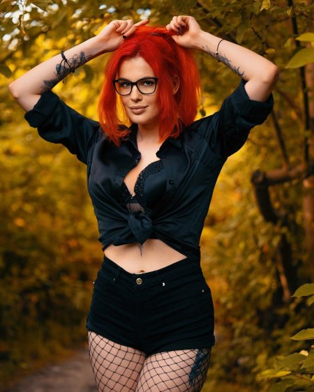 Рыжая девушка