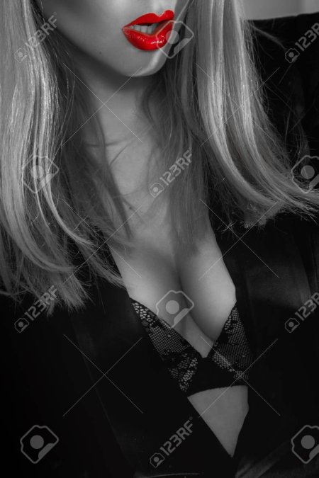 Блондинка с красными губами