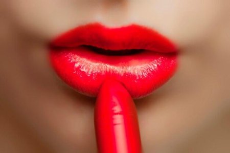 Помада на губах