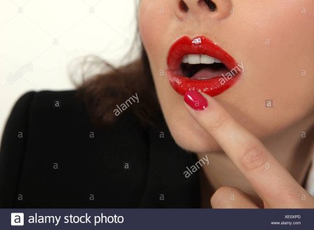 Женщина с накрашенными губами