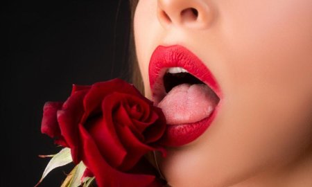 Девушка с розами