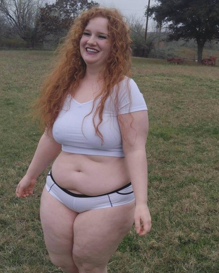 Толстая рыжая девушка